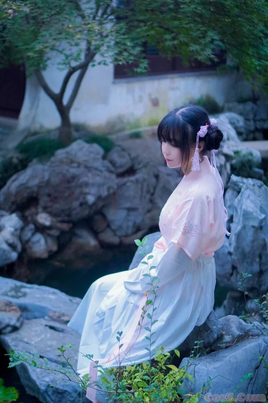 古香古色的小姐姐桃花不尽碧水无边