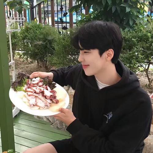 超级稀有男生头像，有着独特视角和丰富内心世界的男生