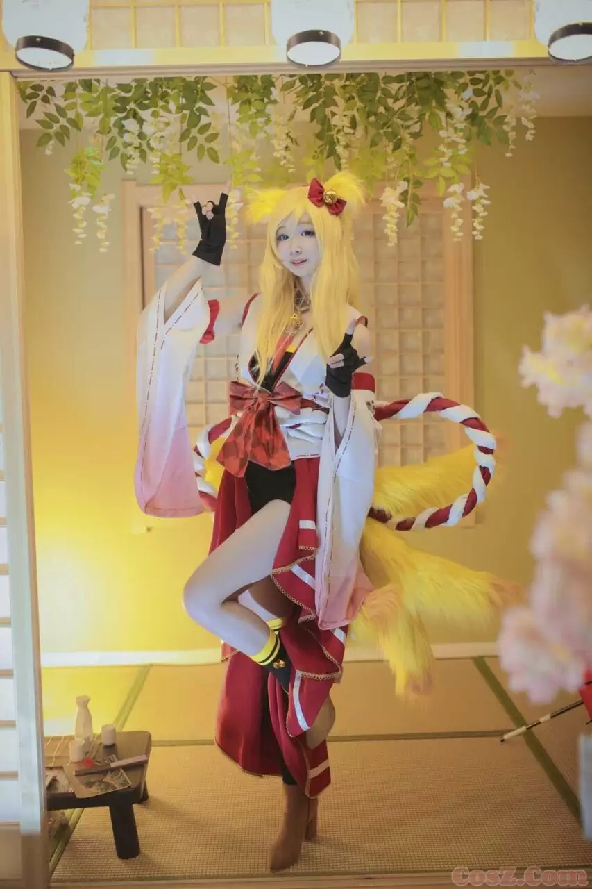 《C站·第316期》一只腿穿黑丝的小猫咪，这种日系居家女仆喜欢么？