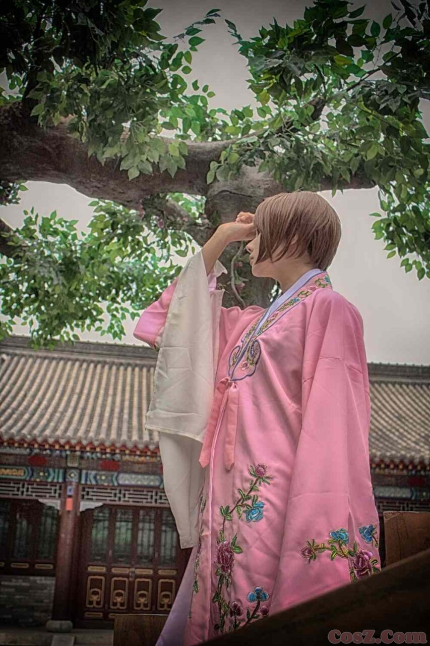 旗袍确实不错但是我怎么感觉这个小哥哥笑的好恐怖！