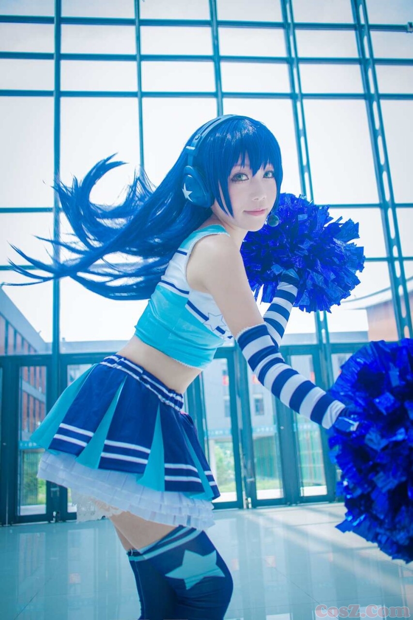 旗袍确实不错但是我怎么感觉这个小哥哥笑的好恐怖！