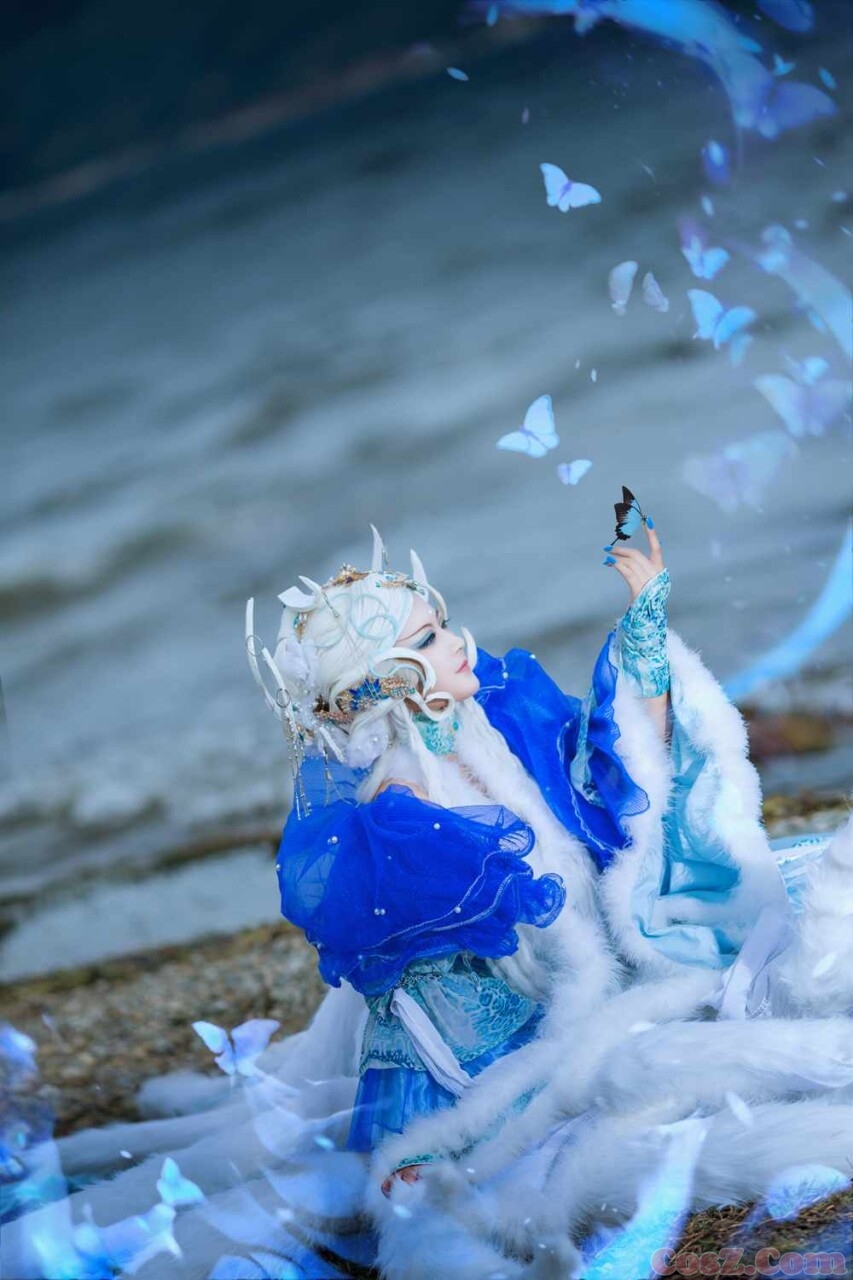 旗袍确实不错但是我怎么感觉这个小哥哥笑的好恐怖！