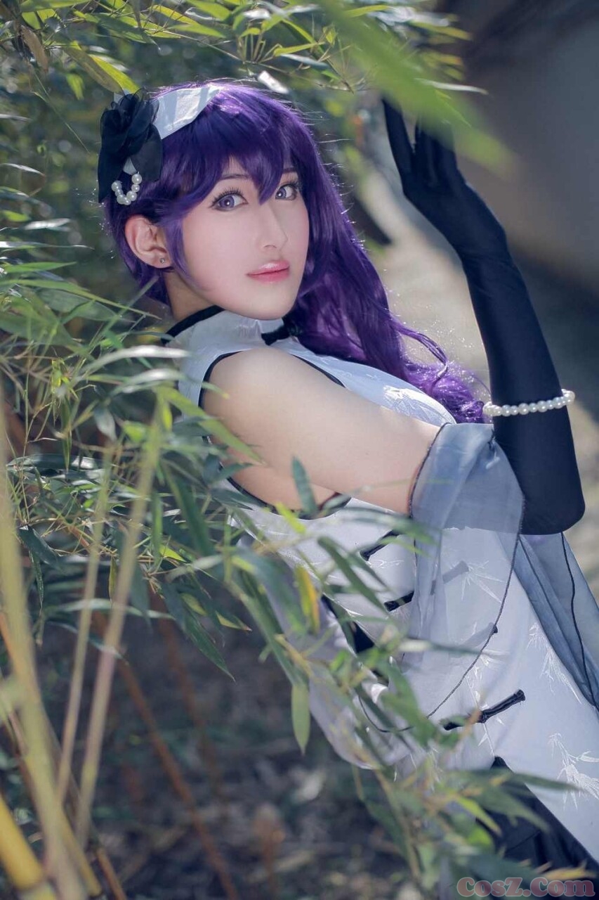 民国时期大户的九姨太穿着这种旗袍配上黑高跟