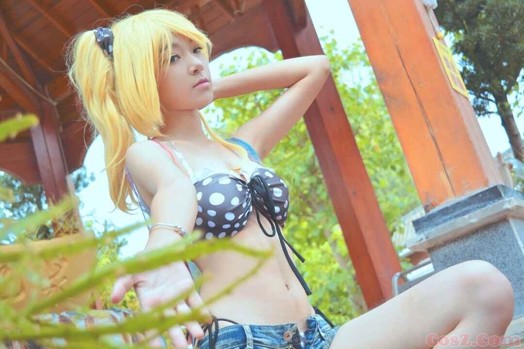 旗袍确实不错但是我怎么感觉这个小哥哥笑的好恐怖！