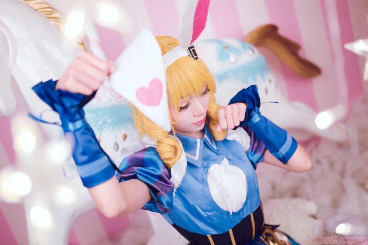 旗袍确实不错但是我怎么感觉这个小哥哥笑的好恐怖！